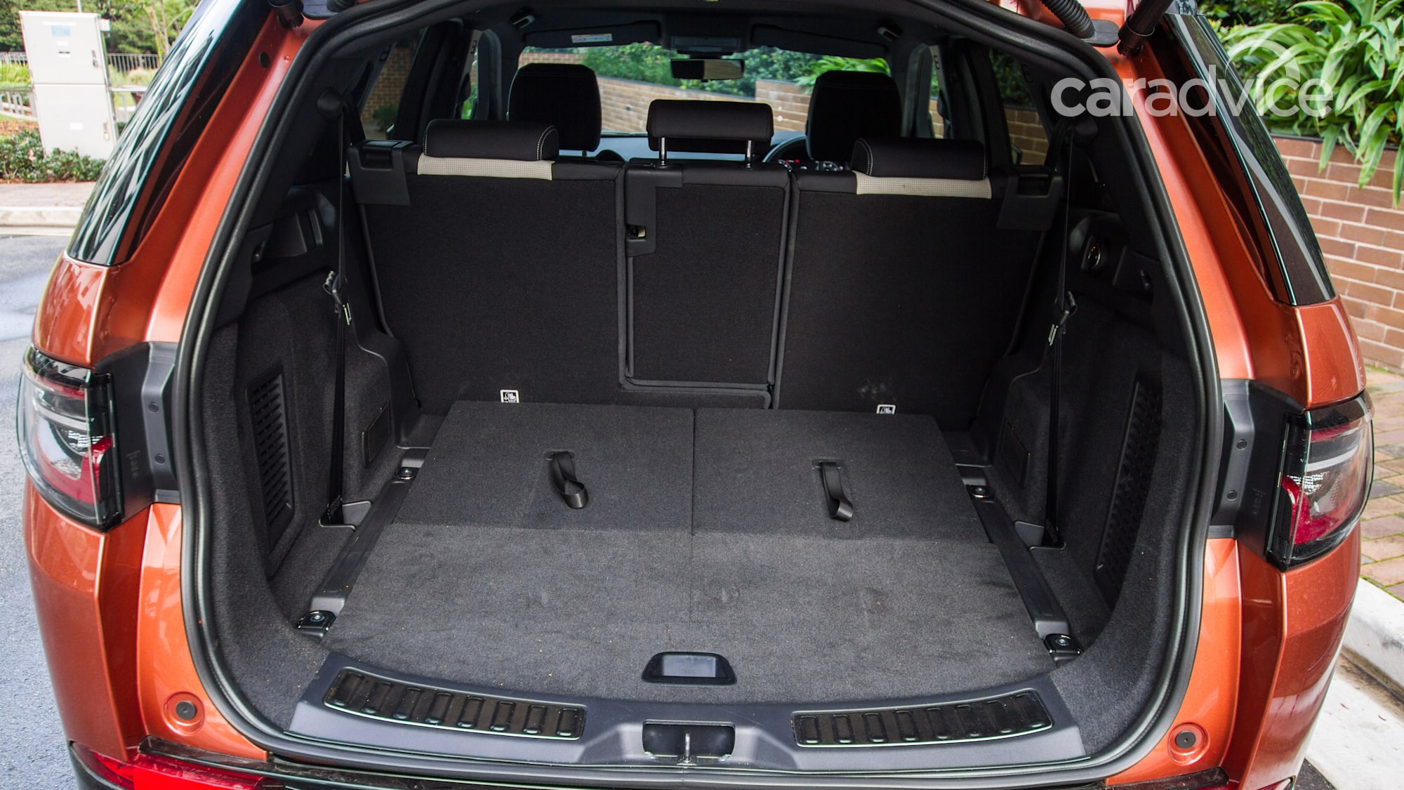 2021 land rover discovery cargo space